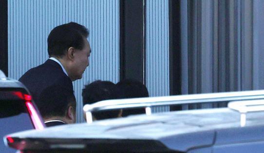 尹锡悦单人牢房被24小时监控录像_被逮捕后的尹锡悦：关押在单人牢房，有监控摄像头24小时监视｜国际观察